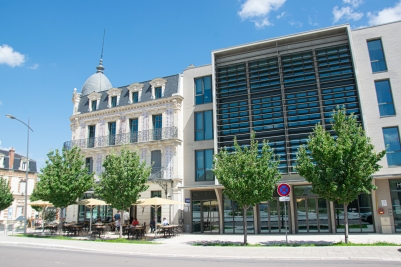 Face à la gare, le Palladium et le Millénium accueillent un restaurant / brasserie et des bureaux pour le tertiaire.