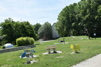 Le Parc de la Béchère constitué d'une multitude de jeux pour enfants est idéal pour une sortie après l'école. 