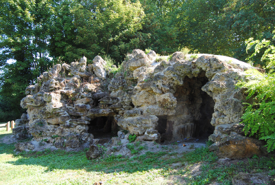Le rocher du parc de la Béchère, dernier vestige du château. 